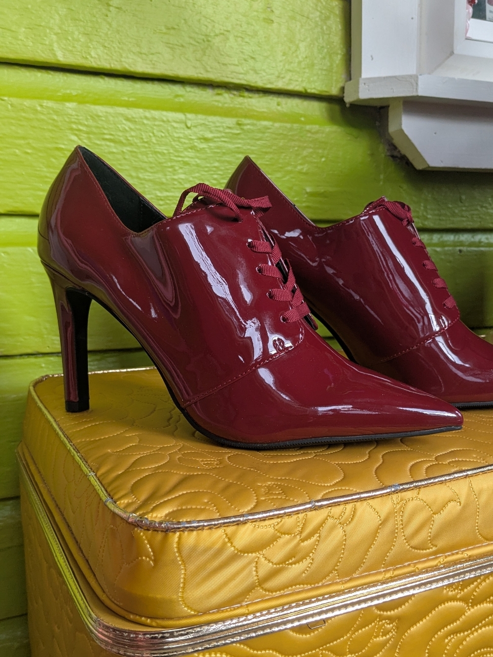le chateau Patent Leather Pointed-Toe Lace-Up High Heels in Burgundy Nwot